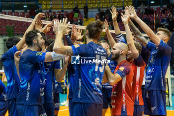 2023-12-21 - Players of Mint VeroVolley Monza celebrate the victory during CEV Volleyball Cup Men 2024 match between Mint VeroVolley Monza and Panathinaikos Athens at Opiquad Arena, Monza, Italy on December 21, 2023 - MINT VERO VOLLEY MONZA VS PANATHINAIKOS ATHENS - CHALLENGE CUP MEN - VOLLEYBALL