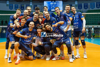 2023-12-21 - Players of Mint VeroVolley Monza celebrate the victory during CEV Volleyball Cup Men 2024 match between Mint VeroVolley Monza and Panathinaikos Athens at Opiquad Arena, Monza, Italy on December 21, 2023 - MINT VERO VOLLEY MONZA VS PANATHINAIKOS ATHENS - CHALLENGE CUP MEN - VOLLEYBALL