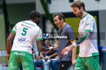 21/12/2023 - Head Coach Andreopoulos Dimitrios (Panathinaikos Athens) withHierrezuelo Aguirre Raydel (Panathinaikos Athens) during CEV Volleyball Cup Men 2024 match between Mint VeroVolley Monza and Panathinaikos Athens at Opiquad Arena, Monza, Italy on December 21, 2023 - MINT VERO VOLLEY MONZA VS PANATHINAIKOS ATHENS - CHALLENGE CUP MEN - VOLLEY