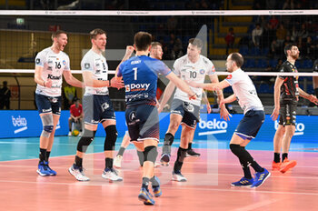2023-01-25 - The players of Knack Roeselare rejoice after scoring a point - CUCINE LUBE CIVITANOVA VS KNACK ROESELARE - CHAMPIONS LEAGUE MEN - VOLLEYBALL