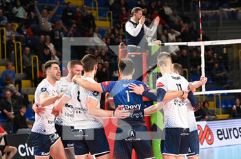2023-01-25 - Knack Roeselare rejoice after scoring a point - CUCINE LUBE CIVITANOVA VS KNACK ROESELARE - CHAMPIONS LEAGUE MEN - VOLLEYBALL