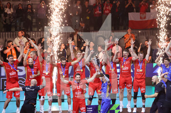 2023-05-20 - Grupa Azoty Kedzierzyn-Kozle players raise the cup of victory - MEN'S SUPER FINALS 2023 - GRUPA AZOTY KEDZIERZYN-KOZLE VS JASTRZEBSKI WEGIEL - CHAMPIONS LEAGUE MEN - VOLLEYBALL