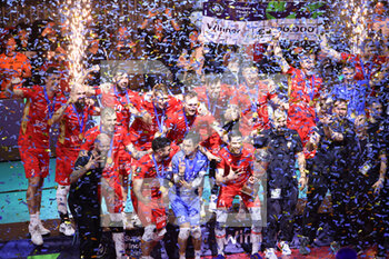 2023-05-20 - Grupa Azoty Kedzierzyn-Kozle players raise the cup of victory - MEN'S SUPER FINALS 2023 - GRUPA AZOTY KEDZIERZYN-KOZLE VS JASTRZEBSKI WEGIEL - CHAMPIONS LEAGUE MEN - VOLLEYBALL