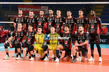 2023-12-21 - Cucine Lube Civitanova's team greet the fans at the end of the match - CUCINE LUBE CIVITANOVA VS VK LVI PRAHA - CHAMPIONS LEAGUE MEN - VOLLEYBALL