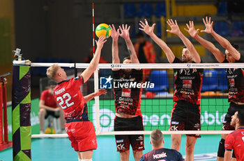 2023-12-21 - Vk Lvi Praha's Madsen Oskar Kjerstein #22 attack - CUCINE LUBE CIVITANOVA VS VK LVI PRAHA - CHAMPIONS LEAGUE MEN - VOLLEYBALL