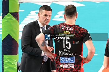 2023-12-21 - Cucine Lube Civitanova's Head Coach Gianlorenzo Blengini and Cucine Lube Civitanova's Luciano De Cecco #15 - CUCINE LUBE CIVITANOVA VS VK LVI PRAHA - CHAMPIONS LEAGUE MEN - VOLLEYBALL