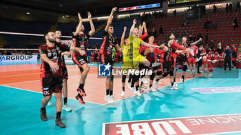 2023-12-21 - Cucine Lube Civitanova's team cheer at the end of the match - CUCINE LUBE CIVITANOVA VS VK LVI PRAHA - CHAMPIONS LEAGUE MEN - VOLLEYBALL