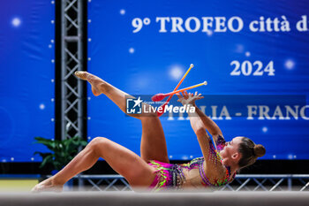 2024-03-09 - Tara Dragas of Italy seen in action during Rhythmic Gymnastics FGI Italy-France bilateral competition 2024 at PalaFitLineDesio, Desio, Italy on March 09, 2024 - TROFEO CITTà DI DESIO - BILATERALE ITALIA FRANCIA - GYMNASTICS - OTHER SPORTS