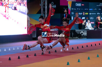 11/09/2024 - The Chinese couple, Wang An Qi and Kuang Ning Xin, second place in the final of the Inline Freestyle Pair Slalom specialty, during the 