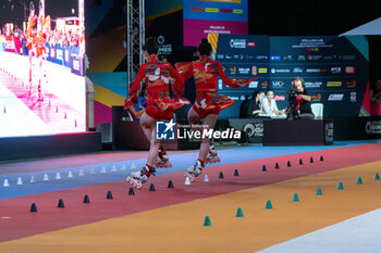 11/09/2024 - The Chinese couple, Wang An Qi and Kuang Ning Xin, second place in the final of the Inline Freestyle Pair Slalom specialty, during the 