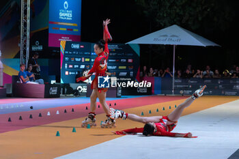 11/09/2024 - The Chinese couple, Wang An Qi and Kuang Ning Xin, second place in the final of the Inline Freestyle Pair Slalom specialty, during the 