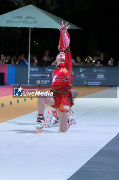 11/09/2024 - The Chinese couple, Wang An Qi and Kuang Ning Xin, second place in the final of the Inline Freestyle Pair Slalom specialty, during the 