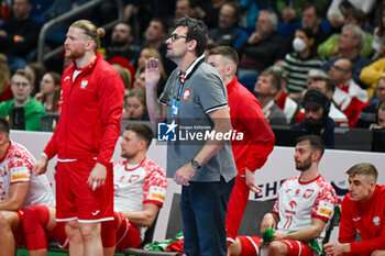 2024-01-11 - Headcoach Michal Skorski (Poland) talks with his players during the Men’s EHF Euro 2024 match between Norway vs. Poland at the Mercedes-Benz Arena in Berlin, Germany - MEN'S EHF EURO 2024 - NORWAY VS POLAND - HANDBALL - OTHER SPORTS