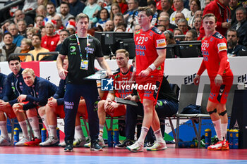 2024-01-11 - Coach Steinar Ege talks with his players during the Men’s EHF Euro 2024 match between Norway vs. Poland at the Mercedes-Benz Arena in Berlin, Germany - MEN'S EHF EURO 2024 - NORWAY VS POLAND - HANDBALL - OTHER SPORTS