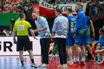 2024-01-13 - Head Coach Uros Zorman (Slovenia) complaine with the referee during the Men’s EHF Euro 2024 match between Slovenia vs.Poland at the Mercedes-Benz Arena in Berlin, Germany - MEN'S EHF EURO 2024 - POLAND VS SLOVENIA - HANDBALL - OTHER SPORTS