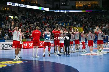 2024-01-15 - Poland team greets the fans at the end of the match at the end of the Men’s EHF Euro 2024 match between Poland vs. Faroe Islands at the Mercedes-Benz Arena in Berlin, Germany - MEN'S EHF EURO 2024 - POLAND VS FAROE ISLANDS - HANDBALL - OTHER SPORTS
