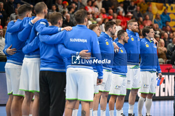 2024-01-15 - Slovenia for team photo lined up during the Men’s EHF Euro 2024 match between Norway vs. Slovenia at the Mercedes-Benz Arena in Berlin, Germany - MEN'S EHF EURO 2024 - NORWAY VS SLOVENIA - HANDBALL - OTHER SPORTS