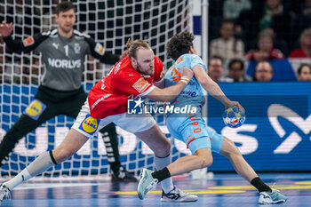 2024-01-17 - Thomas Houtepen of The Netherlands is challenged by Henrik Mollgaard Jensen of Denmark during the Men's EHF Euro 2024, Group E handball match between Denmark and Netherlands on January 17, 2024 at Barclays Arena in Hamburg, Germany - HANDBALL - MEN'S EHF EURO 2024 - DENMARK V NETHERLANDS - HANDBALL - OTHER SPORTS