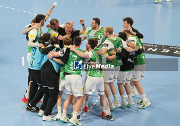 2024-04-30 - Füchse Berlin players celebrate at full time during the EHF European League, Quarter-finals, 2nd leg handball match between HBC Nantes and Füchse Berlin on April 30, 2024 at H Arena in Nantes, France - HANDBALL - EHF EUROPEAN LEAGUE - NANTES V BERLIN - HANDBALL - OTHER SPORTS