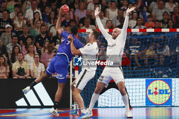 2024-05-11 - Melvyn RICHARDSON of France and Drew DONLIN of United States and Domagoj SRSEN of United States during the International Friendly Handball match between France and United States on May 11, 2024 at LDLC Arena in Décines-Charpieu near Lyon, France - HANDBALL - FRIENDLY GAME - FRANCE V UNITED STATES - HANDBALL - OTHER SPORTS