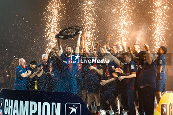 2024-05-31 - Nikola Karabatic of PSG celebrating with teammates during the French championship Liqui Molly Starligue Handball match between Paris Saint-Germain Handball and PAUC (Pays d'Aix Université Club Handball) on May 31, 2024 at Accor Arena in Paris, France - HANDBALL - FRENCH CHAMP - PARIS SG V PAUC - HANDBALL - OTHER SPORTS