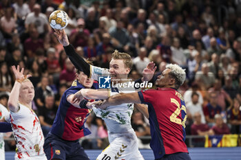 24/10/2024 - Gisli Kristjansson of SC Magdeburg and Thiagus Petrus of FC Barcelona during the EHF Champions League, Group Phase, handball match between FC Barcelona and SC Magdeburg on October 24, 2024 at Palau Blaugrana in Barcelona, Spain - HANDBALL - CHAMPIONS LEAGUE - BARCELONA V MAGDEBURG - PALLAMANO - ALTRO