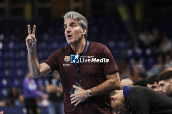 24/10/2024 - Antonio Ortega, head coach of FC Barcelona during the EHF Champions League, Group Phase, handball match between FC Barcelona and SC Magdeburg on October 24, 2024 at Palau Blaugrana in Barcelona, Spain - HANDBALL - CHAMPIONS LEAGUE - BARCELONA V MAGDEBURG - PALLAMANO - ALTRO