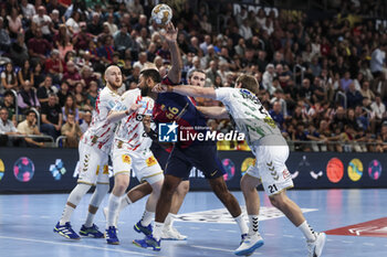 24/10/2024 - Melvyn Richardson of FC Barcelona and Albin Lagergren of SC Magdeburg during the EHF Champions League, Group Phase, handball match between FC Barcelona and SC Magdeburg on October 24, 2024 at Palau Blaugrana in Barcelona, Spain - HANDBALL - CHAMPIONS LEAGUE - BARCELONA V MAGDEBURG - PALLAMANO - ALTRO