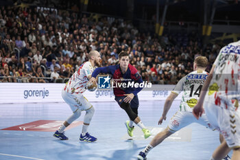 24/10/2024 - Domen Makuc of FC Barcelona and Christian O'Sullivan of SC Magdeburg during the EHF Champions League, Group Phase, handball match between FC Barcelona and SC Magdeburg on October 24, 2024 at Palau Blaugrana in Barcelona, Spain - HANDBALL - CHAMPIONS LEAGUE - BARCELONA V MAGDEBURG - PALLAMANO - ALTRO