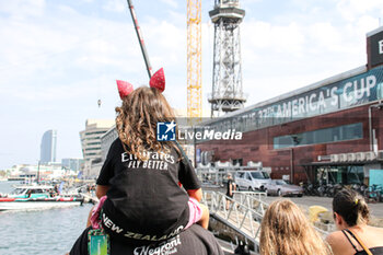 2024-09-01 - Emirates Team New Zealand (NZ) young supporters waiting for the winner team - AMERICA'S CUP - LOUIS VUITTON CUP - ROUND ROBIN 1 & 2 - SAILING - OTHER SPORTS