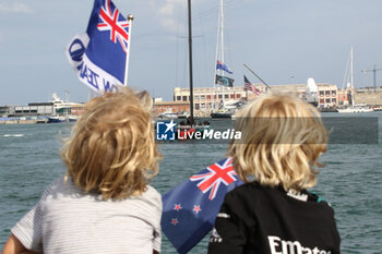 2024-09-01 - Emirates Team New Zealand (NZ) young supporters waiting for the winner team - AMERICA'S CUP - LOUIS VUITTON CUP - ROUND ROBIN 1 & 2 - SAILING - OTHER SPORTS