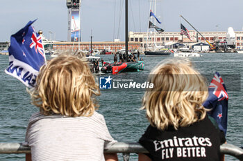 2024-09-01 - Emirates Team New Zealand (NZ) young supporters waiting for the winner team - AMERICA'S CUP - LOUIS VUITTON CUP - ROUND ROBIN 1 & 2 - SAILING - OTHER SPORTS