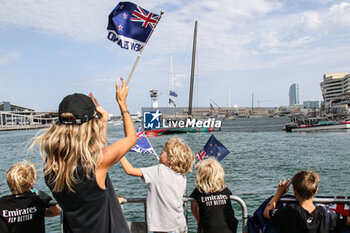 2024-09-01 - Emirates Team New Zealand (NZ) supporters waiting for the winner team - AMERICA'S CUP - LOUIS VUITTON CUP - ROUND ROBIN 1 & 2 - SAILING - OTHER SPORTS