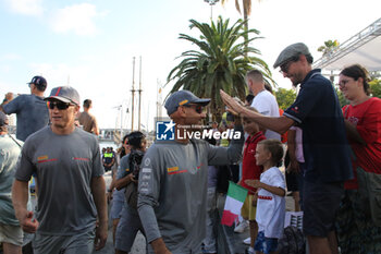 2024-08-30 - Luna Rossa Prada Pirelli (ITA) Francesco Bruni and James Spithill and fans - 37TH AMERICA'S CUP LOUIS VUITTON TEAM PRESENTATION - SAILING - OTHER SPORTS