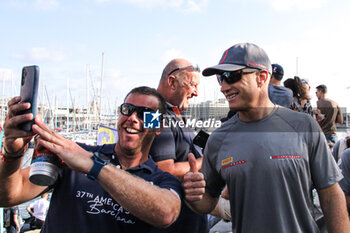 2024-08-30 - Luna Rossa Prada Pirelli (ITA) James Spithill and fans - 37TH AMERICA'S CUP LOUIS VUITTON TEAM PRESENTATION - SAILING - OTHER SPORTS