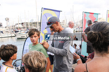 2024-08-30 - Luna Rossa Prada Pirelli (ITA) Francesco Bruni and fans - 37TH AMERICA'S CUP LOUIS VUITTON TEAM PRESENTATION - SAILING - OTHER SPORTS