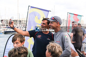 2024-08-30 - Luna Rossa Prada Pirelli (ITA) Francesco Bruni and fans - 37TH AMERICA'S CUP LOUIS VUITTON TEAM PRESENTATION - SAILING - OTHER SPORTS