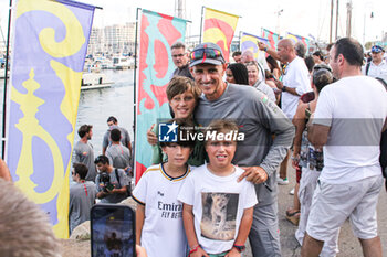 2024-08-30 - Luna Rossa Prada Pirelli (ITA) Francesco Bruni and fans - 37TH AMERICA'S CUP LOUIS VUITTON TEAM PRESENTATION - SAILING - OTHER SPORTS