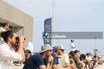 2024-09-03 - America's Cup barcelona spespectators and flag of NYYC American Magic (USA) - 37TH AMERICA'S CUP LOUIS VUITTON - VILLAGE - SAILING - OTHER SPORTS