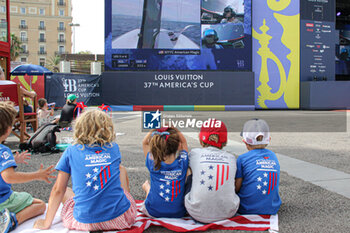 2024-09-03 - Barcelona - America's Cup village - spespectators - young supporters of NYYC American Magic (USA) - 37TH AMERICA'S CUP LOUIS VUITTON - VILLAGE - SAILING - OTHER SPORTS