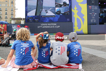 2024-09-03 - Barcelona - America's Cup village - spespectators - young supporters of NYYC American Magic (USA) - 37TH AMERICA'S CUP LOUIS VUITTON - VILLAGE - SAILING - OTHER SPORTS