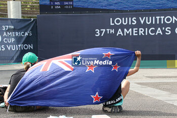 2024-09-03 - Barcelona - America's Cup village - spespectators - young supporters of Emirates Team New Zealand (NZ) wit flag new zealand - 37TH AMERICA'S CUP LOUIS VUITTON - VILLAGE - SAILING - OTHER SPORTS