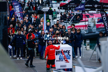 10/11/2024 - SEGUIN Damien (fra), Groupe Apicil prior to the start of the 2024-2025 Vendée Globe, 10th edition of the solo non-stop round the world yacht race, on November 9, 2024 in Les Sables-d'Olonne, France - SAILING - VENDEE GLOBE 2024 - START - VELA - ALTRO