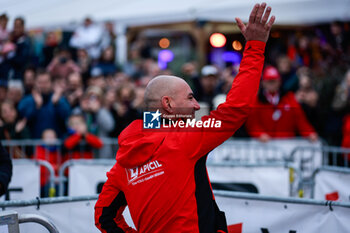 10/11/2024 - SEGUIN Damien (fra), Groupe Apicil prior to the start of the 2024-2025 Vendée Globe, 10th edition of the solo non-stop round the world yacht race, on November 9, 2024 in Les Sables-d'Olonne, France - SAILING - VENDEE GLOBE 2024 - START - VELA - ALTRO