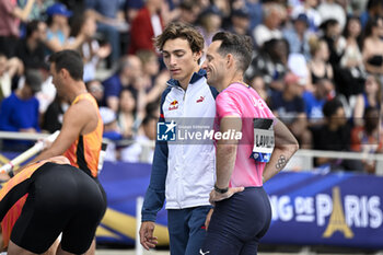 2024-07-07 - Armand Mondo Duplantis and Renaud Lavillenie during the Meeting de Paris Wanda Diamond League 2024 athletics event on July 7, 2024 at Charlety stadium in Paris, France. Photo Victor Joly / DPPI - ATHLETICS - DIAMOND LEAGUE 2024 - PARIS - INTERNATIONALS - ATHLETICS