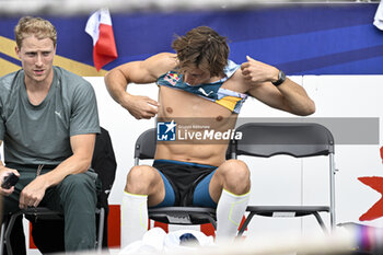 2024-07-07 - Armand Mondo Duplantis bare-chested shirtless or naked torso during the Meeting de Paris Wanda Diamond League 2024 athletics event on July 7, 2024 at Charlety stadium in Paris, France. Photo Victor Joly / DPPI - ATHLETICS - DIAMOND LEAGUE 2024 - PARIS - INTERNATIONALS - ATHLETICS