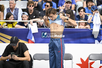 2024-07-07 - Armand Mondo Duplantis bare-chested shirtless or naked torso during the Meeting de Paris Wanda Diamond League 2024 athletics event on July 7, 2024 at Charlety stadium in Paris, France. Photo Victor Joly / DPPI - ATHLETICS - DIAMOND LEAGUE 2024 - PARIS - INTERNATIONALS - ATHLETICS