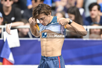 2024-07-07 - Armand Mondo Duplantis bare-chested shirtless or naked torso during the Meeting de Paris Wanda Diamond League 2024 athletics event on July 7, 2024 at Charlety stadium in Paris, France. Photo Victor Joly / DPPI - ATHLETICS - DIAMOND LEAGUE 2024 - PARIS - INTERNATIONALS - ATHLETICS