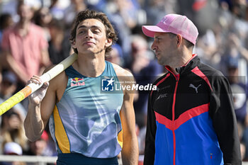 2024-07-07 - Armand Mondo Duplantis and Renaud Lavillenie during the Meeting de Paris Wanda Diamond League 2024 athletics event on July 7, 2024 at Charlety stadium in Paris, France. Photo Victor Joly / DPPI - ATHLETICS - DIAMOND LEAGUE 2024 - PARIS - INTERNATIONALS - ATHLETICS