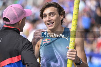 2024-07-07 - Armand Mondo Duplantis and Renaud Lavillenie during the Meeting de Paris Wanda Diamond League 2024 athletics event on July 7, 2024 at Charlety stadium in Paris, France. Photo Victor Joly / DPPI - ATHLETICS - DIAMOND LEAGUE 2024 - PARIS - INTERNATIONALS - ATHLETICS